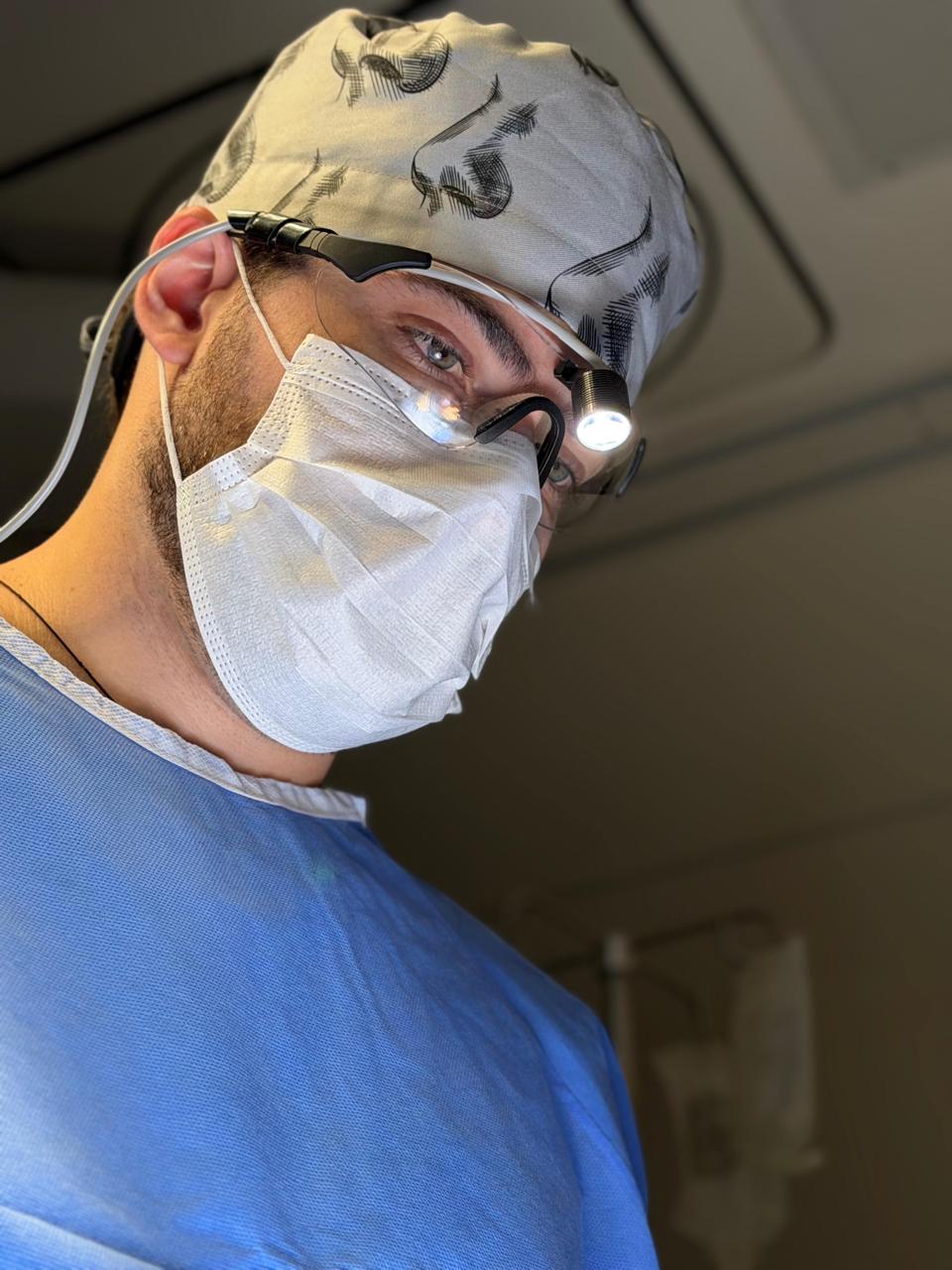 Dr. Arthur em atuação no centro cirúrgico