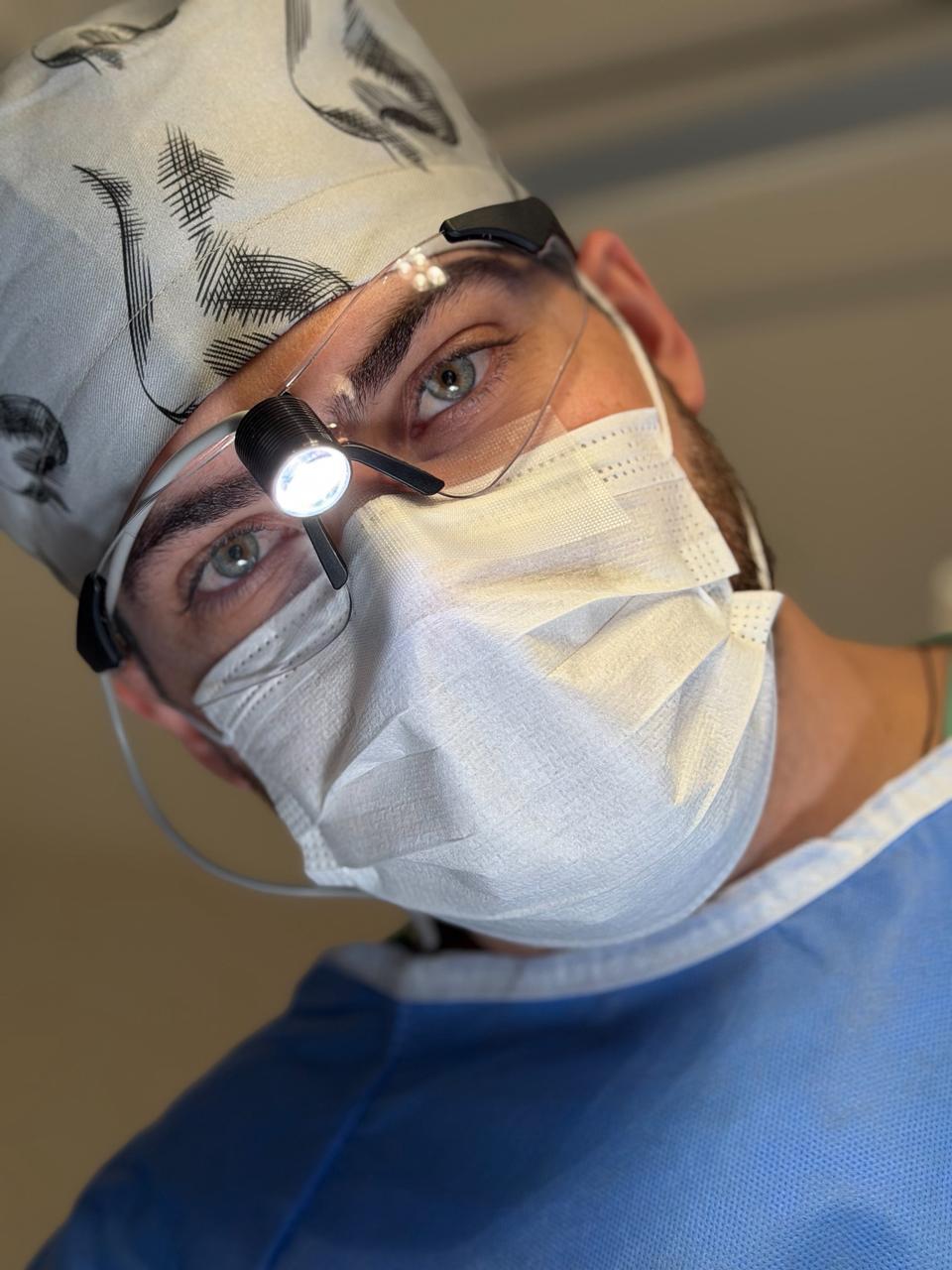 Dr. Arthur em atuação no centro cirúrgico