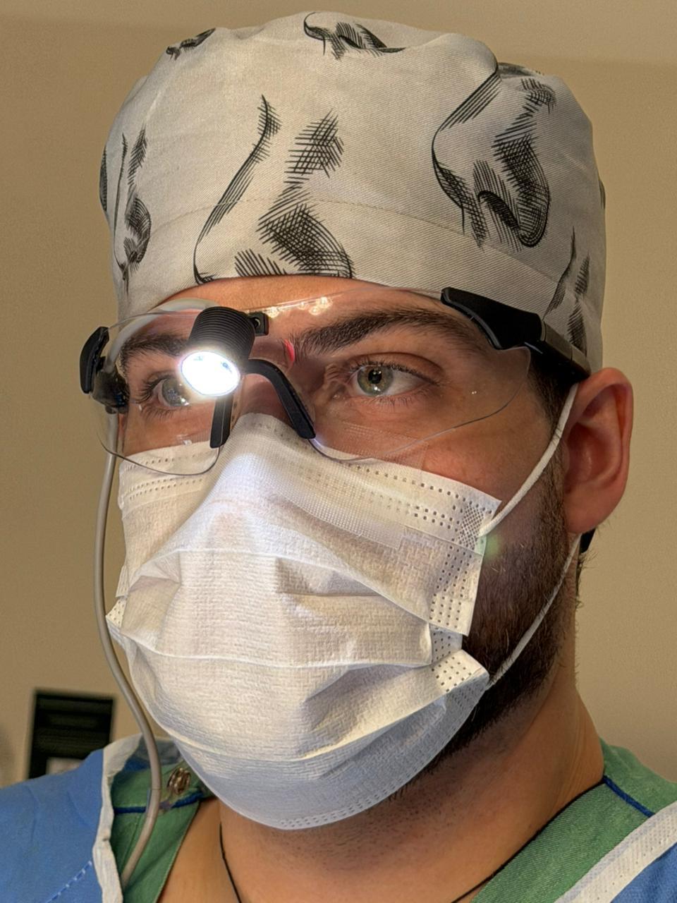 Dr. Arthur em atuação no centro cirúrgico