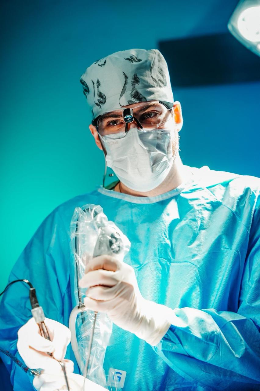 Dr. Arthur em atuação no centro cirúrgico