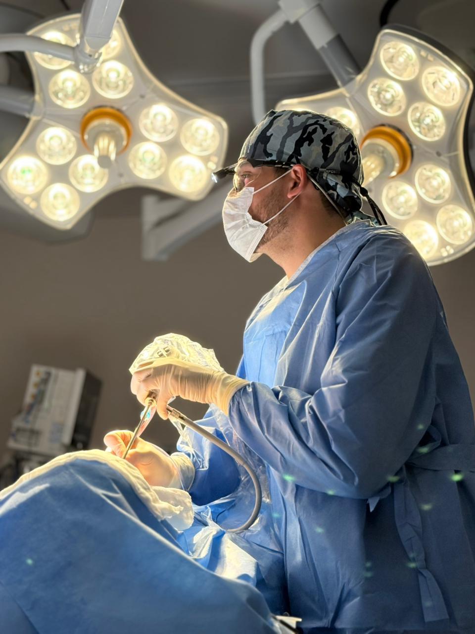 Dr. Arthur em atuação no centro cirúrgico