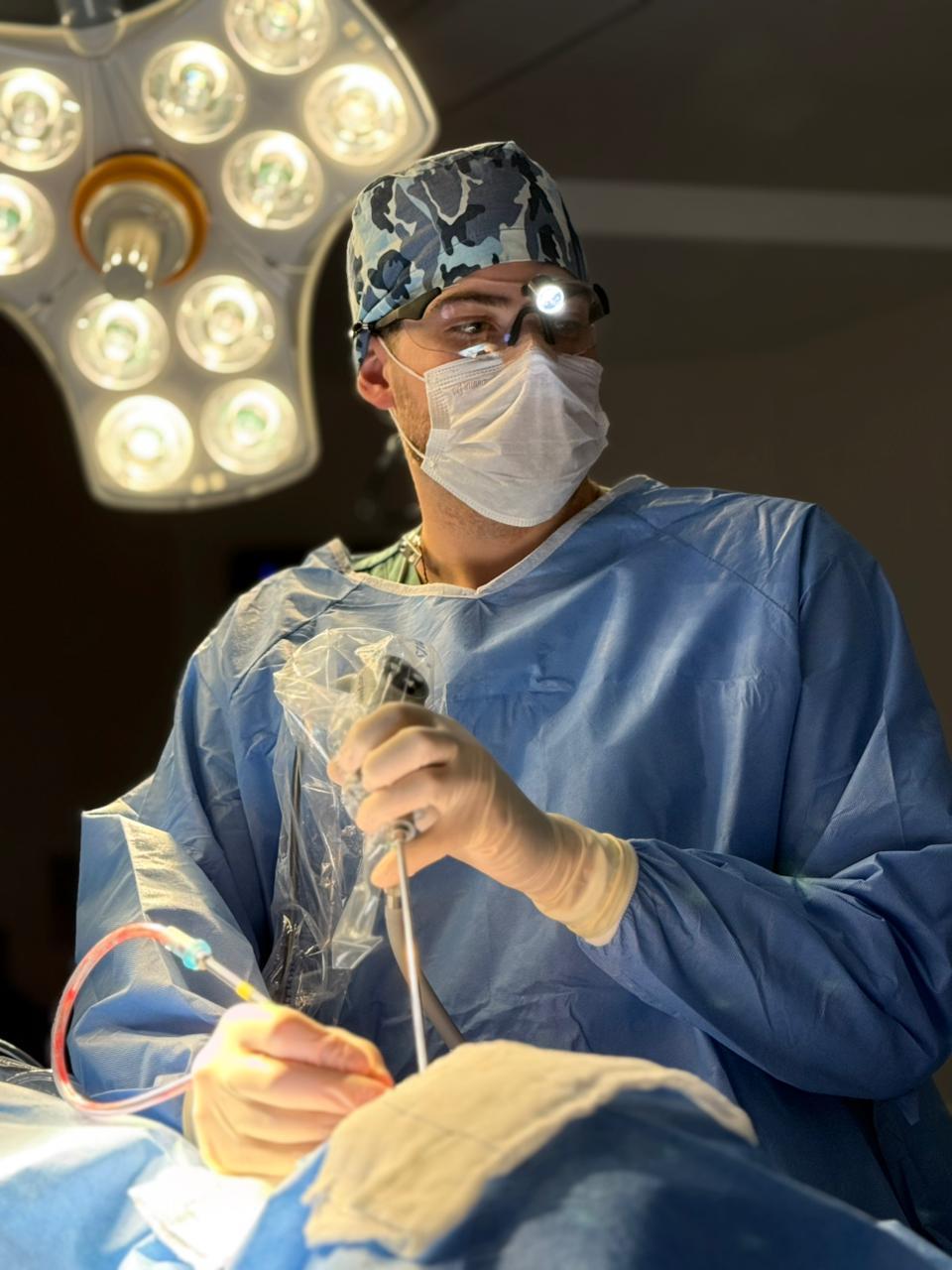 Dr. Arthur em atuação no centro cirúrgico