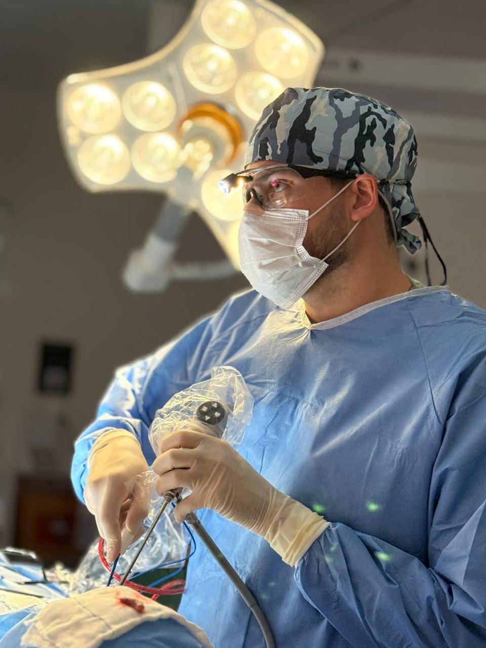 Dr. Arthur em atuação no centro cirúrgico
