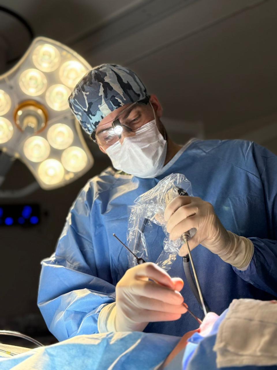 Dr. Arthur em atuação no centro cirúrgico