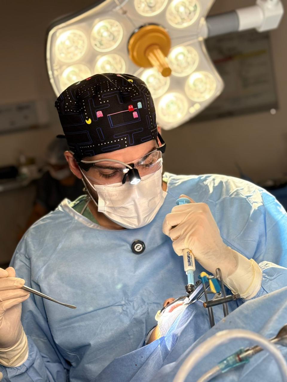 Dr. Arthur em atuação no centro cirúrgico